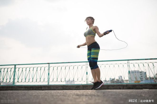 雷竞技RAYBET每天坚持跳绳20分钟3个月后身体会有获得哪些好处呢？(图1)