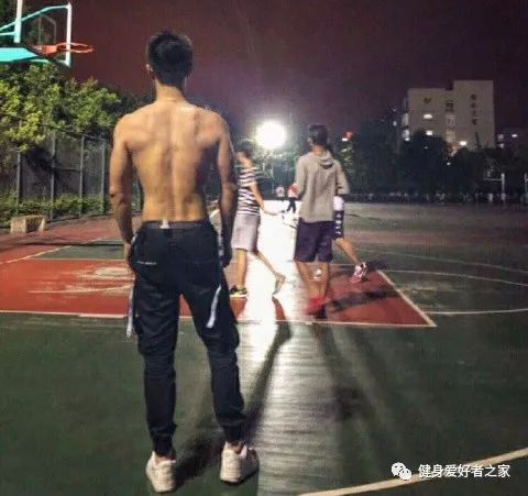 雷竞技RAYBET男孩子为什么喜欢篮球？这项运动可以给我们带来好处(图5)