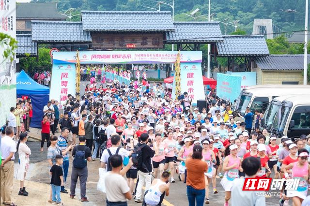 雷竞技RAYBET今天郴州西河旁的这场妇女运动健康跑 精彩纷呈活力十足(图3)