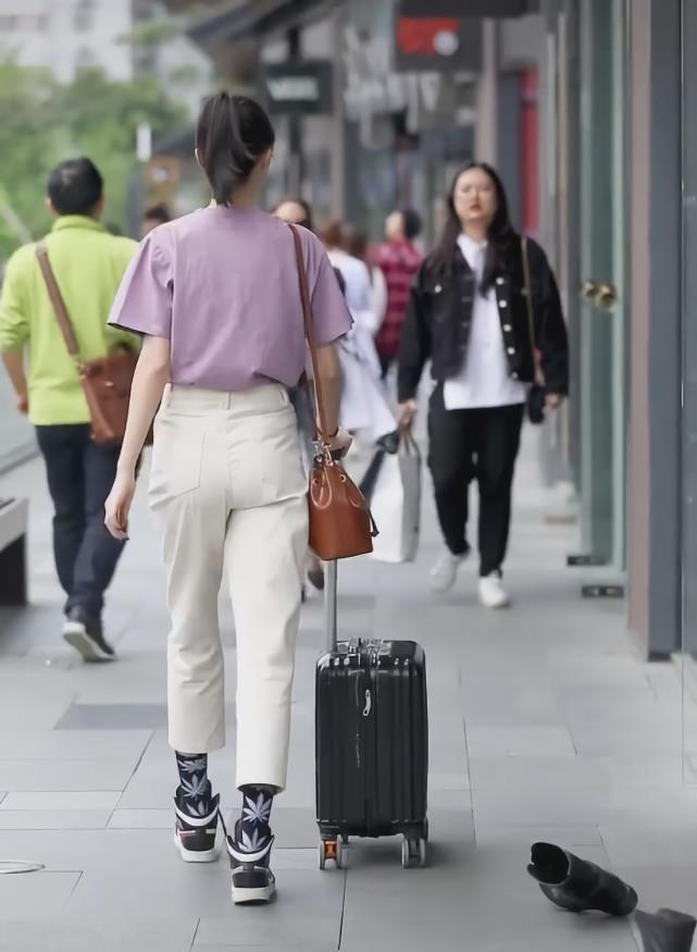 雷竞技RAYBET船袜入夏也不受欢迎了最近潮人处流行的是“枫叶袜”显高时髦(图5)