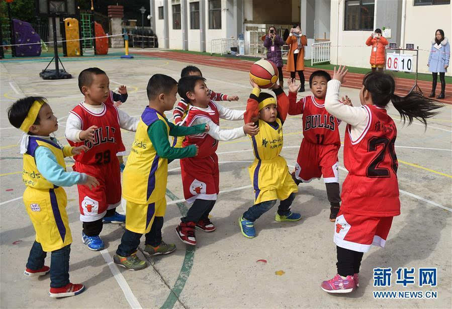 幼儿园里的“灌篮小子”(组图)